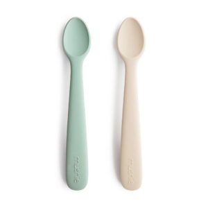 Mushie® set dveh silikonskih žličk – Cambridge Blue/Shifting Sand